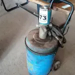 LOTE 573 - 01 GRAXEIRA PNEUMÁTICA. (NO ESTADO) ATENÇÃO! FAZER A VISITAÇÃO ANTES DE ARREMATAR, NÃO SABEMOS SE FUNCIONA. LEILÃO NÃO TEM GARANTIA E NEM DEVOLUÇÃO, SUJEITO A POSSÍVEIS AVARIAS VISÍVEIS/OCULTAS E/OU AUSÊNCIA DE COMPONENTES.