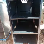 LOTE 629 - 01 RACK PARA BANCO DE BATERIAS COM RODINHAS. (NO ESTADO) ATENÇÃO! FAZER A VISITAÇÃO ANTES DE ARREMATAR, NÃO SABEMOS SE FUNCIONA. LEILÃO NÃO TEM GARANTIA E NEM DEVOLUÇÃO, SUJEITO A POSSÍVEIS AVARIAS VISÍVEIS/OCULTAS E/OU AUSÊNCIA DE COMPONENTES.