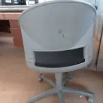 LOTE 603 - 01 CADEIRA DE ESCRITÓRIO COM BASE GIRATÓRIA. (NO ESTADO) ATENÇÃO! FAZER A VISITAÇÃO ANTES DE ARREMATAR, NÃO SABEMOS SE FUNCIONA. LEILÃO NÃO TEM GARANTIA E NEM DEVOLUÇÃO, SUJEITO A POSSÍVEIS AVARIAS VISÍVEIS/OCULTAS E/OU AUSÊNCIA DE COMPONENTES.