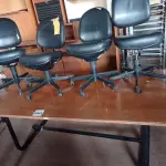 LOTE 550 - 01 MESA DE REUNIÃO COM BASE DE FERRO FUNDIDO E 04 CADEIRAS DE ESCRITÓRIO COM BASE GIRATÓRIA. (NO ESTADO) ATENÇÃO! FAZER A VISITAÇÃO ANTES DE ARREMATAR, NÃO SABEMOS SE FUNCIONA. LEILÃO NÃO TEM GARANTIA E NEM DEVOLUÇÃO, SUJEITO A POSSÍVEIS AVARIAS VISÍVEIS/OCULTAS E/OU AUSÊNCIA DE COMPONENTES.