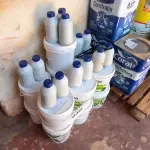LOTE 039 - 13 LATAS DE 5KG COM COLA PISO AUBICON (NO ESTADO, NÃO SABEMOS SE FUNCIONA. LEILÃO NÃO TEM GARANTIA E NEM DEVOLUÇÃO).