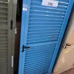 LOTE 146 - 02 PORTAS EM ALUMÍNIO 80X2,45 NA COR AZUL (NO ESTADO, NÃO SABEMOS SE FUNCIONA. LEILÃO NÃO TEM GARANTIA E NEM DEVOLUÇÃO).