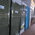 LOTE 144 - 02 PORTAS EM ALUMÍNIO 80X2,45 NA COR VERDE (NO ESTADO, NÃO SABEMOS SE FUNCIONA. LEILÃO NÃO TEM GARANTIA E NEM DEVOLUÇÃO).