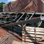 LOTE 281 - 01 LOTE COM TESOURAS EM FERRO E PERFIS EM FERRO NA COR VERDE (NO ESTADO, NÃO SABEMOS SE FUNCIONA. LEILÃO NÃO TEM GARANTIA E NEM DEVOLUÇÃO).