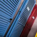 LOTE 130 - 02 PORTAS EM ALUMÍNIO 80X2,45 NA COR AZUL (NO ESTADO, NÃO SABEMOS SE FUNCIONA. LEILÃO NÃO TEM GARANTIA E NEM DEVOLUÇÃO).