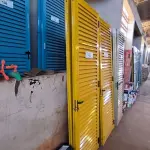 LOTE 134 - 02 PORTAS EM ALUMÍNIO 80X2,45 NA COR AMARELA (NO ESTADO, NÃO SABEMOS SE FUNCIONA. LEILÃO NÃO TEM GARANTIA E NEM DEVOLUÇÃO).