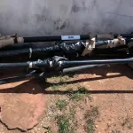 LOTE 020 - 06 POSTES SENDO 05 COM LUMINÁRIAS (NO ESTADO, NÃO SABEMOS SE FUNCIONA. LEILÃO NÃO TEM GARANTIA E NEM DEVOLUÇÃO).