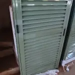 LOTE 195 - 02 PORTAS EM ALUMÍNIO 80X2,45 NA COR VERDE E AMARELO (NO ESTADO, NÃO SABEMOS SE FUNCIONA. LEILÃO NÃO TEM GARANTIA E NEM DEVOLUÇÃO).