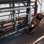 LOTE 264 - 01 LOTE COM GRADES EM FERRO E 01 CARRINHO DE MÃO (NO ESTADO, NÃO SABEMOS SE FUNCIONA. LEILÃO NÃO TEM GARANTIA E NEM DEVOLUÇÃO).