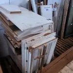 LOTE 181 - 01 LOTE COM MADEIRAS TAMANHOS DIVERSOS (NO ESTADO, NÃO SABEMOS SE FUNCIONA. LEILÃO NÃO TEM GARANTIA E NEM DEVOLUÇÃO).