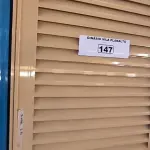 LOTE 147 - 02 PORTAS EM ALUMÍNIO 80X2,45 NA COR MARROM CLARO (NO ESTADO, NÃO SABEMOS SE FUNCIONA. LEILÃO NÃO TEM GARANTIA E NEM DEVOLUÇÃO).