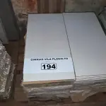 LOTE 194 - 01 LOTE COM REVESTIMENTOS 30X60 PORTOBELLO GLACIER WHITER