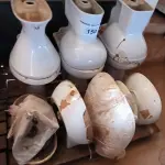 LOTE 150 - 06 VASOS SANITÁRIOS E 04 PIAS PARA BANHEIROS (NO ESTADO, NÃO SABEMOS SE FUNCIONA. LEILÃO NÃO TEM GARANTIA E NEM DEVOLUÇÃO).
