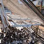 LOTE 240 - 01 LOTE COM GRANDES EM FERRO E TUBOS EM FERRO NA COR BRANCA (NO ESTADO, NÃO SABEMOS SE FUNCIONA. LEILÃO NÃO TEM GARANTIA E NEM DEVOLUÇÃO).