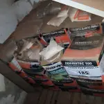 LOTE 185 - 01 LOTE COM CAIXAS DE IMPERMEABILIZANTES (NO ESTADO, NÃO SABEMOS SE FUNCIONA. LEILÃO NÃO TEM GARANTIA E NEM DEVOLUÇÃO).