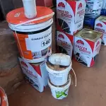 LOTE 140 - 01 BALDE DE VERNIZ 01 LATA DE PRIMER ASFÁLTICO E 02 LATAS PEQUENAS DE COLA PARA PISO (NO ESTADO, NÃO SABEMOS SE FUNCIONA. LEILÃO NÃO TEM GARANTIA E NEM DEVOLUÇÃO).