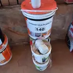LOTE 140 - 01 BALDE DE VERNIZ 01 LATA DE PRIMER ASFÁLTICO E 02 LATAS PEQUENAS DE COLA PARA PISO (NO ESTADO, NÃO SABEMOS SE FUNCIONA. LEILÃO NÃO TEM GARANTIA E NEM DEVOLUÇÃO).