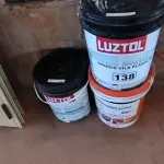 LOTE 138 - 02 BALDES DE TINTA BRANCA E 01 BALDE DE VERNIZ (NO ESTADO, NÃO SABEMOS SE FUNCIONA. LEILÃO NÃO TEM GARANTIA E NEM DEVOLUÇÃO).