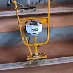 LOTE 153 - 01 NIVELADOR DE CONCRETO A GASOLINA (NO ESTADO, NÃO SABEMOS SE FUNCIONA. LEILÃO NÃO TEM GARANTIA E NEM DEVOLUÇÃO).
