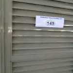 LOTE 145 - 02 PORTAS EM ALUMÍNIO 80X2,45 NA COR VERDE (NO ESTADO, NÃO SABEMOS SE FUNCIONA. LEILÃO NÃO TEM GARANTIA E NEM DEVOLUÇÃO).