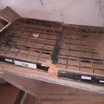 LOTE 104 - 02 JANELAS RETAS SEM BASCULANTE QUADRADAS 1,20X1,00 E 01 JANELA PARA BANHEIRO (NO ESTADO, NÃO SABEMOS SE FUNCIONA. LEILÃO NÃO TEM GARANTIA E NEM DEVOLUÇÃO).