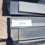 LOTE 214 - 01 LOTE COM RODAPÉS EM GRANITO TAMANHOS E CORES DIVERSAS (NO ESTADO, NÃO SABEMOS SE FUNCIONA. LEILÃO NÃO TEM GARANTIA E NEM DEVOLUÇÃO).