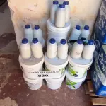 LOTE 039 - 13 LATAS DE 5KG COM COLA PISO AUBICON (NO ESTADO, NÃO SABEMOS SE FUNCIONA. LEILÃO NÃO TEM GARANTIA E NEM DEVOLUÇÃO).