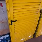 LOTE 134 - 02 PORTAS EM ALUMÍNIO 80X2,45 NA COR AMARELA (NO ESTADO, NÃO SABEMOS SE FUNCIONA. LEILÃO NÃO TEM GARANTIA E NEM DEVOLUÇÃO).