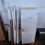 LOTE 178 - 01 LOTE COM PORTA EM MADEIRA 80X2,10 COM PORTAIS (NO ESTADO, NÃO SABEMOS SE FUNCIONA. LEILÃO NÃO TEM GARANTIA E NEM DEVOLUÇÃO).