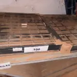 LOTE 104 - 02 JANELAS RETAS SEM BASCULANTE QUADRADAS 1,20X1,00 E 01 JANELA PARA BANHEIRO (NO ESTADO, NÃO SABEMOS SE FUNCIONA. LEILÃO NÃO TEM GARANTIA E NEM DEVOLUÇÃO).