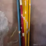LOTE 129 - 01 LOTE COM PERFIS EM ALUMÍNIO COLORIDO (NO ESTADO, NÃO SABEMOS SE FUNCIONA. LEILÃO NÃO TEM GARANTIA E NEM DEVOLUÇÃO).