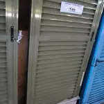 LOTE 145 - 02 PORTAS EM ALUMÍNIO 80X2,45 NA COR VERDE (NO ESTADO, NÃO SABEMOS SE FUNCIONA. LEILÃO NÃO TEM GARANTIA E NEM DEVOLUÇÃO).