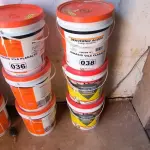 LOTE 038 - 01 BALDE DE DENVERNIZ 02 BALDES DE IMPERMEABILIZANTES (NO ESTADO, NÃO SABEMOS SE FUNCIONA. LEILÃO NÃO TEM GARANTIA E NEM DEVOLUÇÃO).