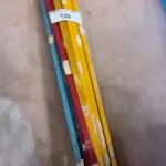 LOTE 129 - 01 LOTE COM PERFIS EM ALUMÍNIO COLORIDO (NO ESTADO, NÃO SABEMOS SE FUNCIONA. LEILÃO NÃO TEM GARANTIA E NEM DEVOLUÇÃO).
