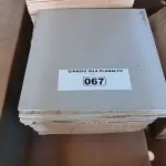 LOTE 067 - 12 CAIXAS DE PISO 60X60 NA COR CINZA (NO ESTADO, NÃO SABEMOS SE FUNCIONA. LEILÃO NÃO TEM GARANTIA E NEM DEVOLUÇÃO).