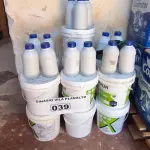 LOTE 039 - 13 LATAS DE 5KG COM COLA PISO AUBICON (NO ESTADO, NÃO SABEMOS SE FUNCIONA. LEILÃO NÃO TEM GARANTIA E NEM DEVOLUÇÃO).