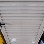 LOTE 137 - 02 PORTAS EM ALUMÍNIO 80X2,45 NA COR MARROM CLARO (NO ESTADO, NÃO SABEMOS SE FUNCIONA. LEILÃO NÃO TEM GARANTIA E NEM DEVOLUÇÃO).