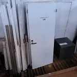 LOTE 178 - 01 LOTE COM PORTA EM MADEIRA 80X2,10 COM PORTAIS (NO ESTADO, NÃO SABEMOS SE FUNCIONA. LEILÃO NÃO TEM GARANTIA E NEM DEVOLUÇÃO).