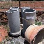 LOTE 283 - 04 MANILHAS EM CONCRETO PEQUENAS (NO ESTADO, NÃO SABEMOS SE FUNCIONA. LEILÃO NÃO TEM GARANTIA E NEM DEVOLUÇÃO).