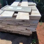 LOTE 216 - 01 LOTE COM RODAPÉS EM GRANITO TAMANHOS E CORES DIVERSAS (NO ESTADO, NÃO SABEMOS SE FUNCIONA. LEILÃO NÃO TEM GARANTIA E NEM DEVOLUÇÃO).