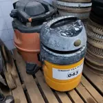 LOTE 043 - 02 ASPIRADORES DE PÓ SEM MARCA APARENTE (NO ESTADO, NÃO SABEMOS SE FUNCIONA. LEILÃO NÃO TEM GARANTIA E NEM DEVOLUÇÃO).