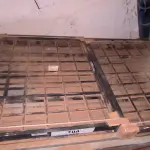 LOTE 104 - 02 JANELAS RETAS SEM BASCULANTE QUADRADAS 1,20X1,00 E 01 JANELA PARA BANHEIRO (NO ESTADO, NÃO SABEMOS SE FUNCIONA. LEILÃO NÃO TEM GARANTIA E NEM DEVOLUÇÃO).