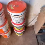 LOTE 038 - 01 BALDE DE DENVERNIZ 02 BALDES DE IMPERMEABILIZANTES (NO ESTADO, NÃO SABEMOS SE FUNCIONA. LEILÃO NÃO TEM GARANTIA E NEM DEVOLUÇÃO).