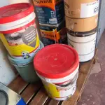 LOTE 035 - 01 LOTE COM BALDES DE IMPERMEABILIZANTES (NO ESTADO, NÃO SABEMOS SE FUNCIONA. LEILÃO NÃO TEM GARANTIA E NEM DEVOLUÇÃO).