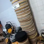 LOTE 321 - 01 LOTE COM DISCOS PARA ENCERADEIRA (NO ESTADO, NÃO SABEMOS SE FUNCIONA. LEILÃO NÃO TEM GARANTIA E NEM DEVOLUÇÃO).