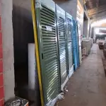 LOTE 195 - 02 PORTAS EM ALUMÍNIO 80X2,45 NA COR VERDE E AMARELO (NO ESTADO, NÃO SABEMOS SE FUNCIONA. LEILÃO NÃO TEM GARANTIA E NEM DEVOLUÇÃO).