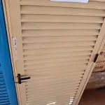LOTE 147 - 02 PORTAS EM ALUMÍNIO 80X2,45 NA COR MARROM CLARO (NO ESTADO, NÃO SABEMOS SE FUNCIONA. LEILÃO NÃO TEM GARANTIA E NEM DEVOLUÇÃO).