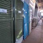 LOTE 145 - 02 PORTAS EM ALUMÍNIO 80X2,45 NA COR VERDE (NO ESTADO, NÃO SABEMOS SE FUNCIONA. LEILÃO NÃO TEM GARANTIA E NEM DEVOLUÇÃO).