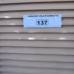 LOTE 137 - 02 PORTAS EM ALUMÍNIO 80X2,45 NA COR MARROM CLARO (NO ESTADO, NÃO SABEMOS SE FUNCIONA. LEILÃO NÃO TEM GARANTIA E NEM DEVOLUÇÃO).