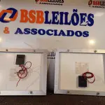 LOTE 009 - 02 PAINÉIS SOLARES 20V 10W. (NO ESTADO) ATENÇÃO! FAZER A VISITAÇÃO ANTES DE ARREMATAR, NÃO SABEMOS SE FUNCIONA. LEILÃO NÃO TEM GARANTIA E NEM DEVOLUÇÃO, SUJEITO A POSSÍVEIS AVARIAS VISÍVEIS/OCULTAS E/OU AUSÊNCIA DE COMPONENTES.